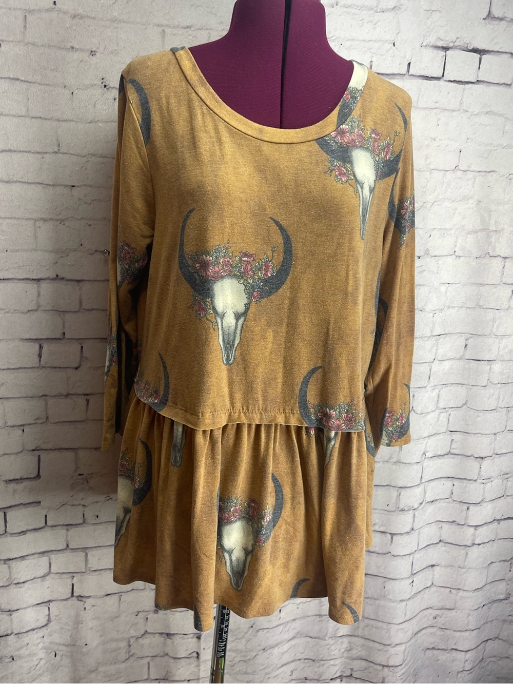 Jodifl size large 3/4 length sleeves peplum style shirt tan rustic cow skulls